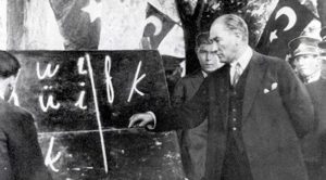 Atatürk Latin Harflerini Öğretirken